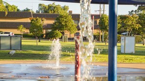 Una fuente con chorros de agua en un parque.