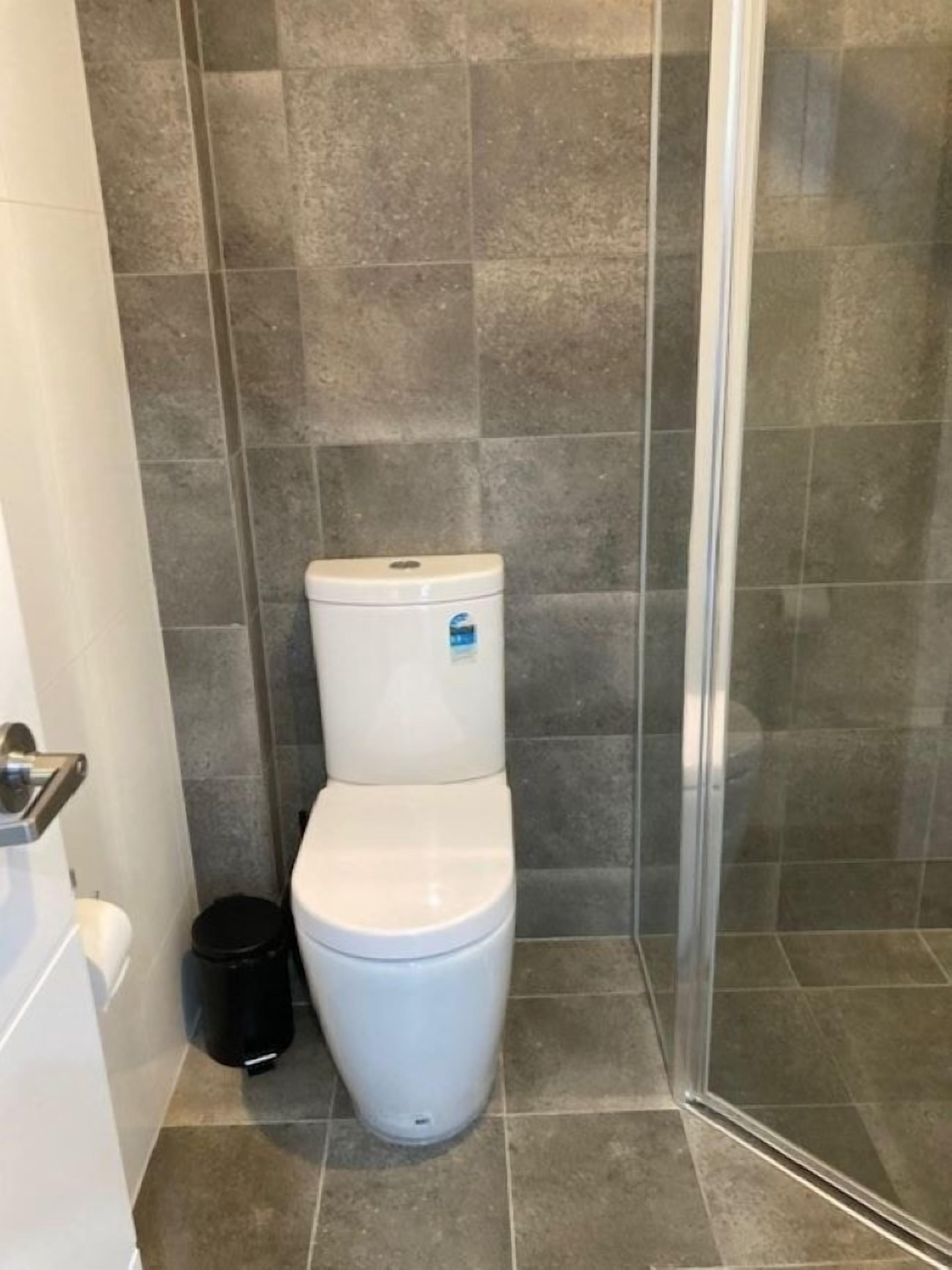 deluxe twin room | bathroom | shower, free toiletries, hair dryer, towels