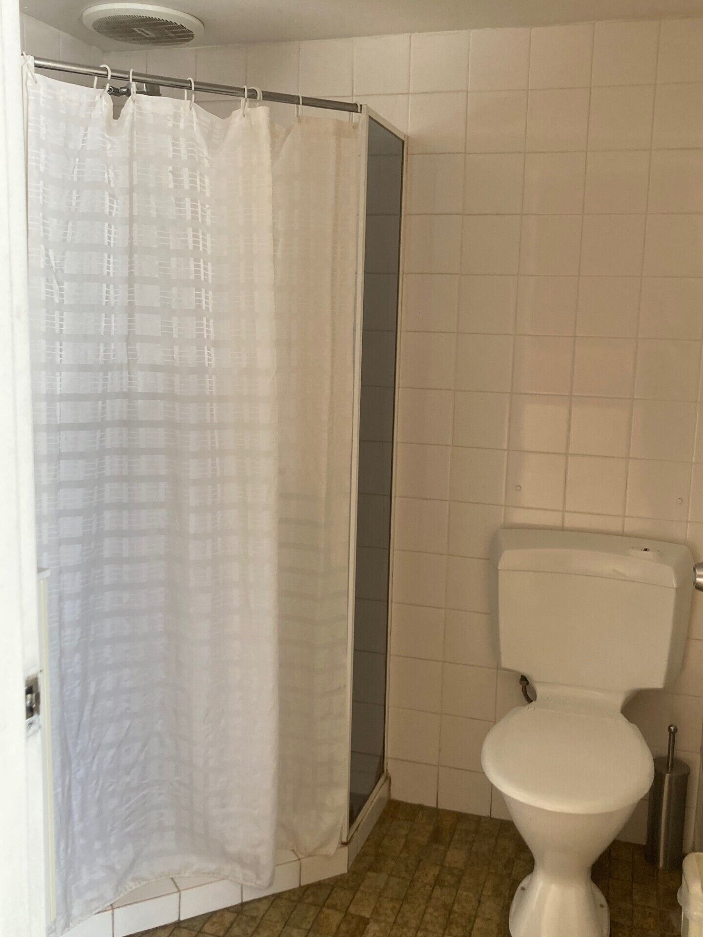 standard double room | bathroom | shower, free toiletries, hair dryer, towels