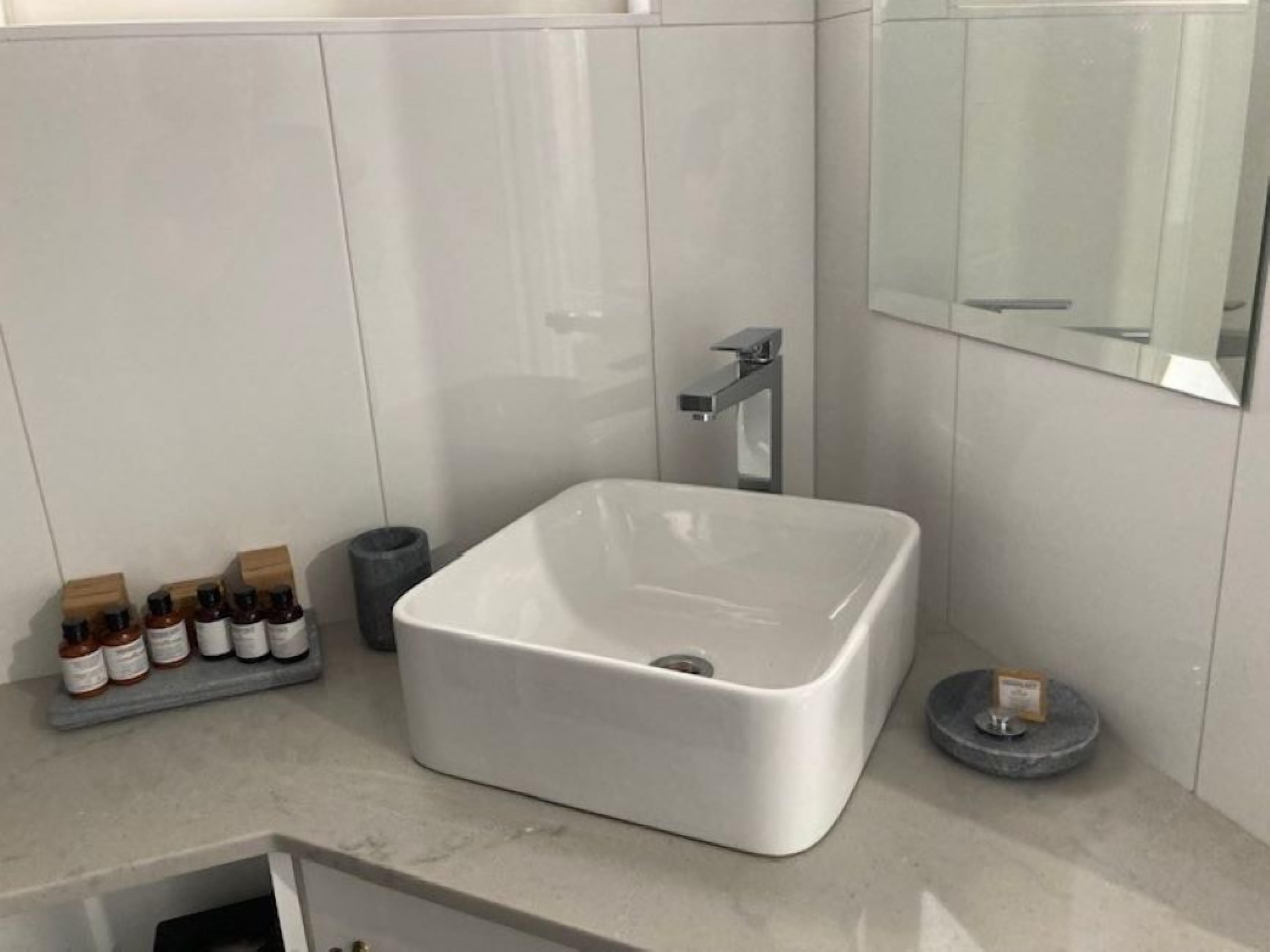 deluxe twin room | bathroom | shower, free toiletries, hair dryer, towels