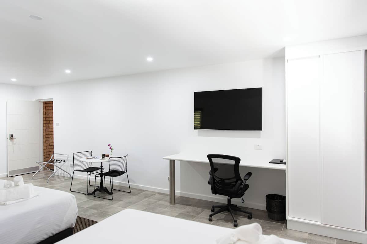 Deluxe Room, 2 Queen Beds | Literie de qualité supérieure, ameublement personnalisé, bureau
