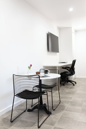 Deluxe Room, 2 Queen Beds | Dining room