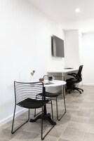 Deluxe Room, 2 Queen Beds | Comedor