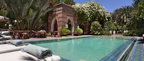 Außenpool (je nach Saison geöffnet), Sonnenschirme, Liegestühle