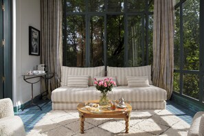 奢华客房, 1 间卧室 | 起居区 | 32-英寸液晶电视（配备卫星频道）、电视、加热地板