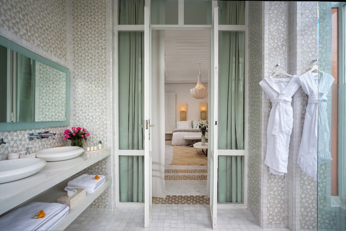suite (blanche) | bathroom | bathtub, deep-soaking bathtub, free toiletries, hair dryer