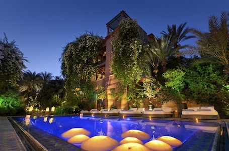 Seasonal outdoor pool, pool umbrellas, sun loungers