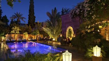 Außenpool (je nach Saison geöffnet), Sonnenschirme, Liegestühle