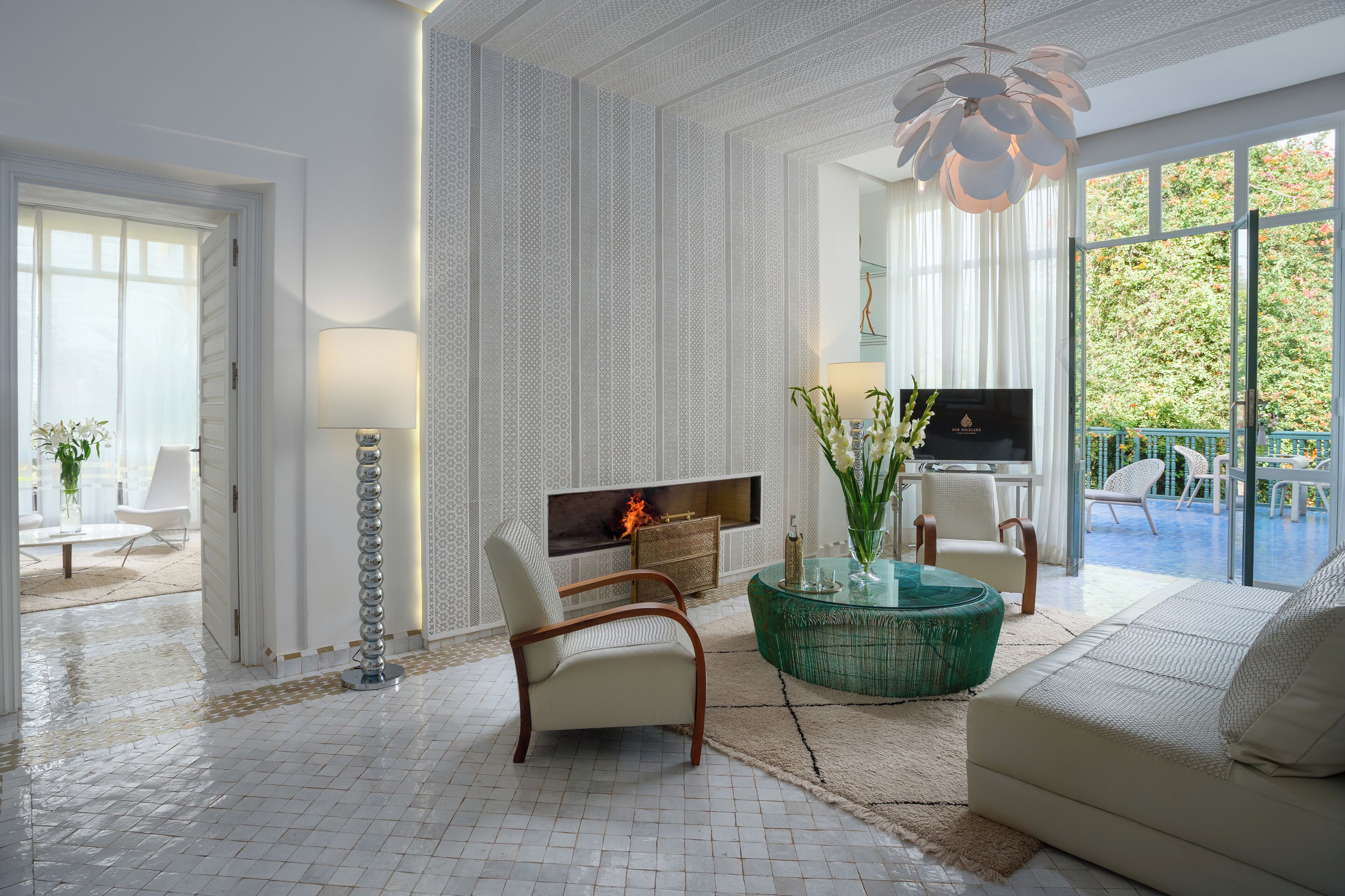 suite (blanche) | living area | 32-inch lcd tv with satellite channels, tv, heated floors