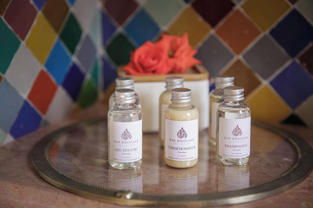 bathtub, deep-soaking bathtub, free toiletries, hair dryer