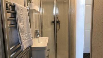 Chuveiro, secador de cabelo, roupões de banho, toalhas de banho