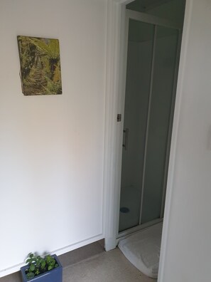 Stuga Economy - 1 sovrum - delat badrum | Badrum | Handdukar och toalettpapper