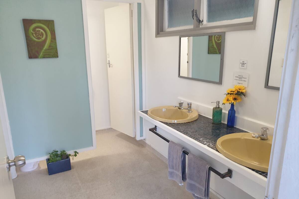 Cabaña económica, 1 habitación, baño compartido | Baño | Toallas y papel de baño