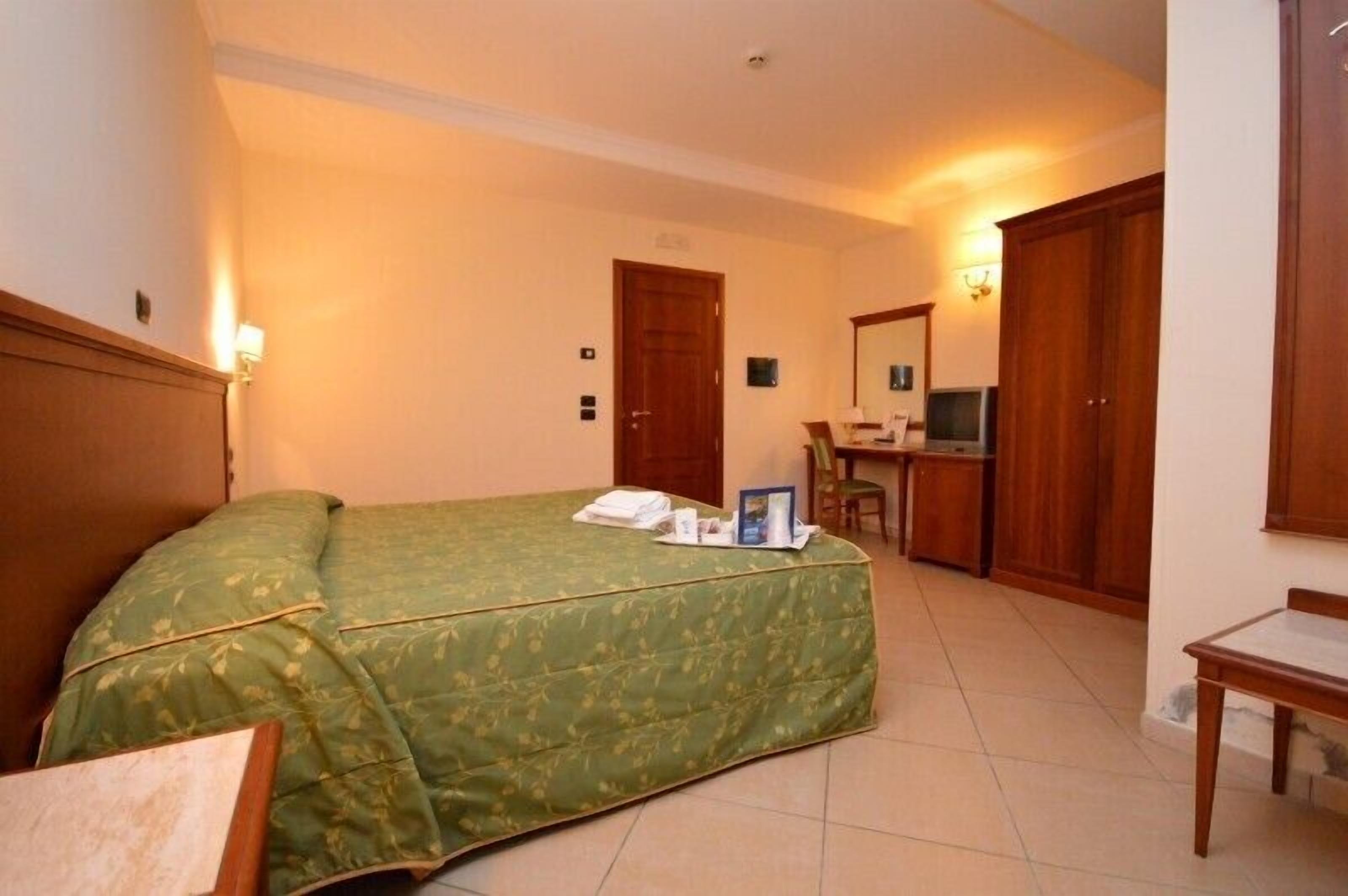 select comfort beds, minibar, in-room safe, desk