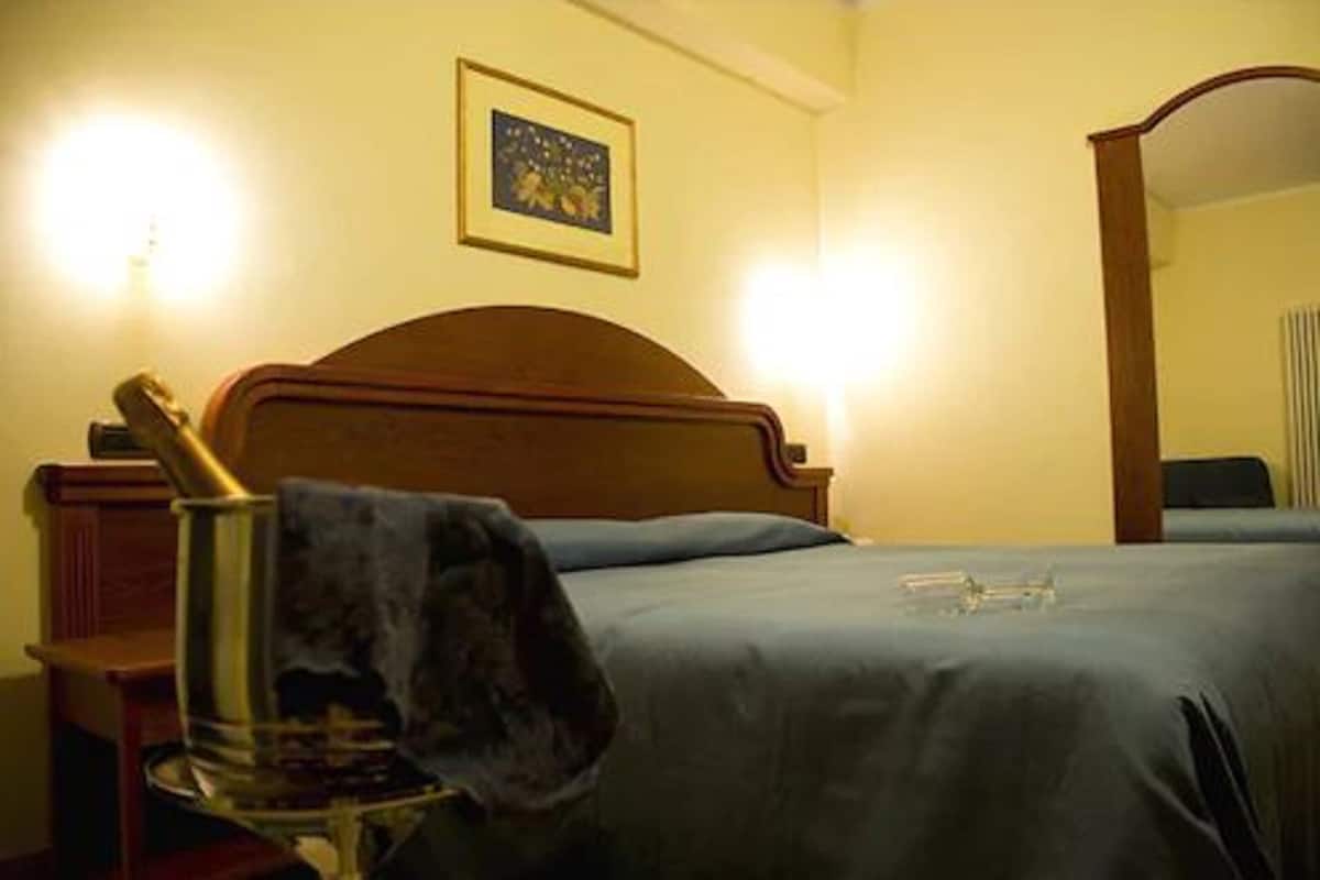 Minibar, una cassaforte in camera, una scrivania, letti aggiuntivi