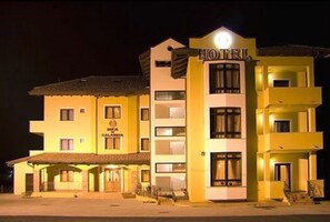 Fassade der Unterkunft – Abend/Nacht