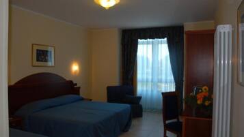 Minibar, coffres-forts dans les chambres, bureau