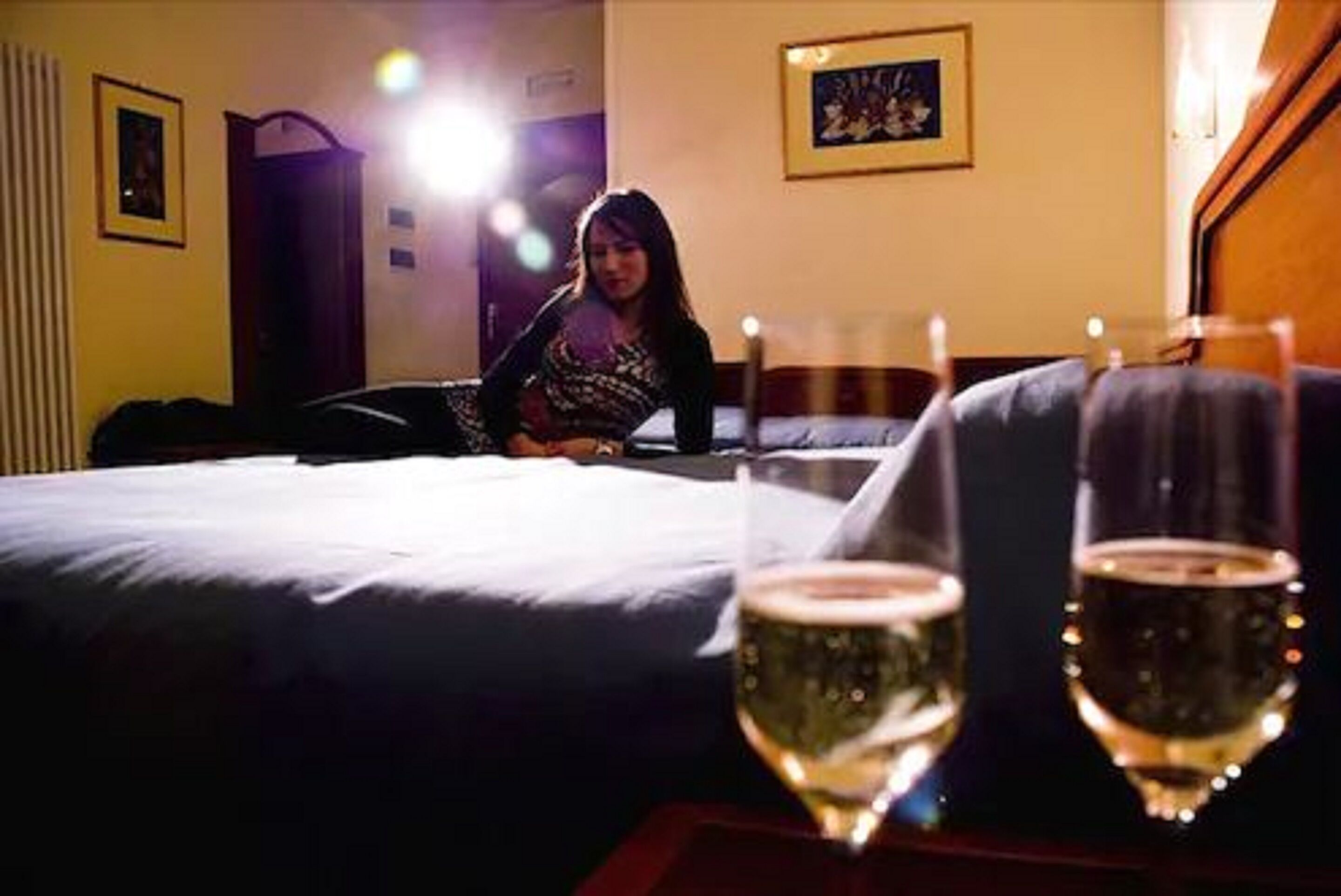 ميني بار وخزنة داخل الغرفة ومكتب وأسرّة قابلة للطي