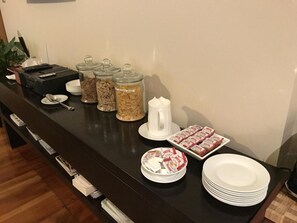Free daily continental breakfast  - Lake Lodge B&B Rotorua - Adults Only (Rotorua)