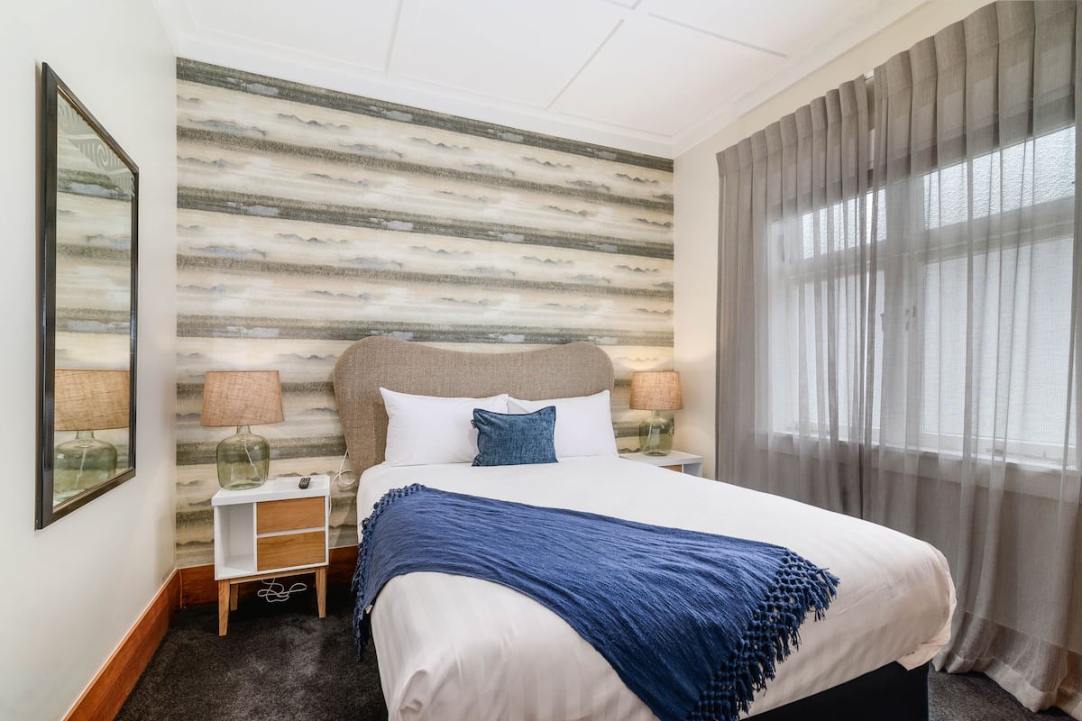 Superior King With Ensuite | Desk, iron/ironing board, free WiFi