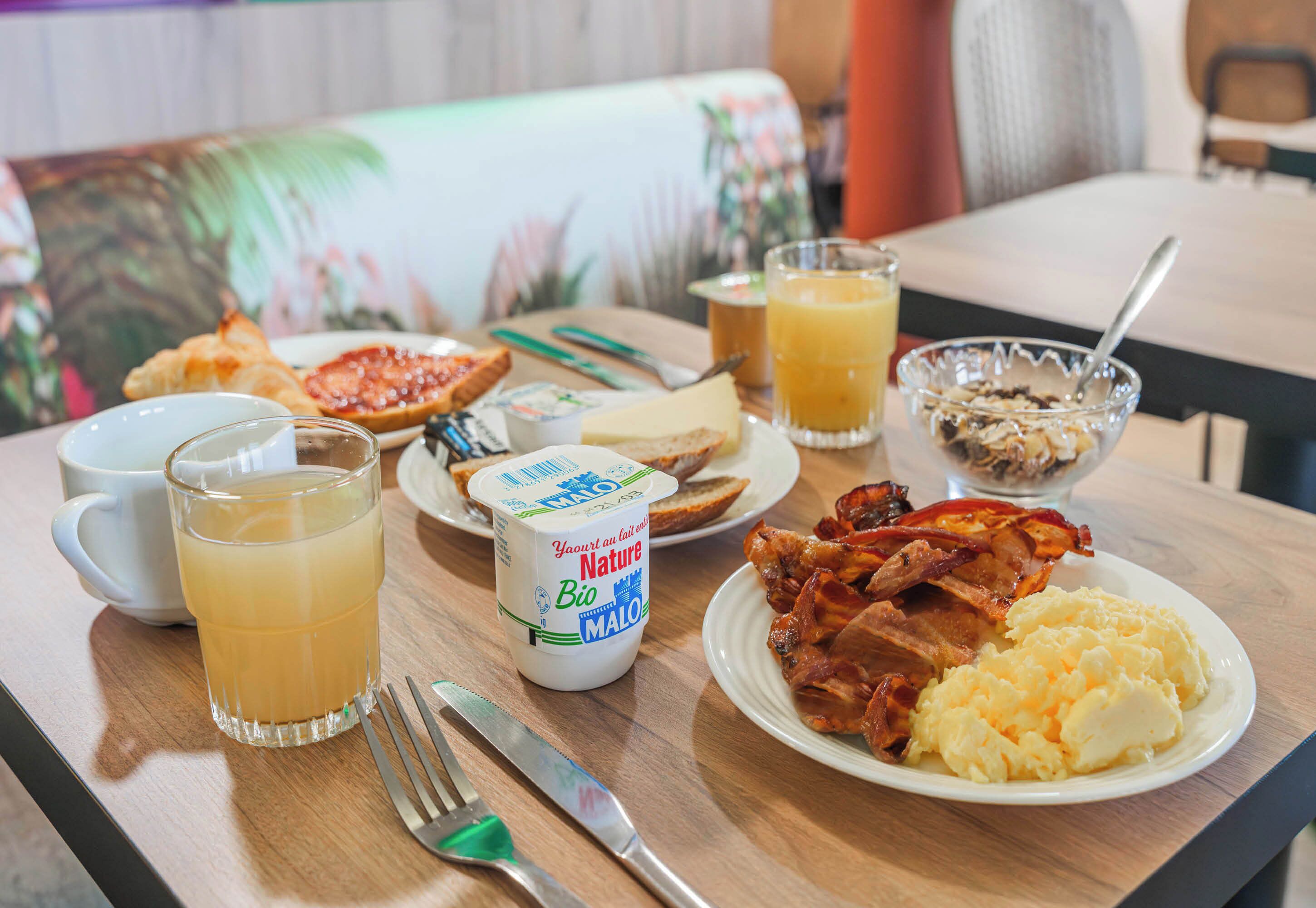 daily buffet breakfast for a fee