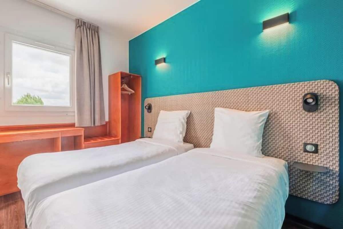 Desk, soundproofing, iron/ironing board, free WiFi
