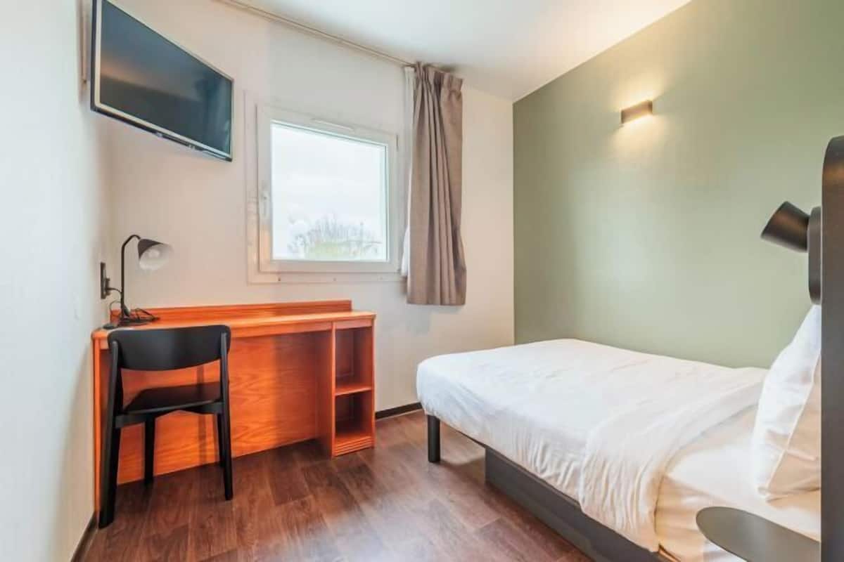 Schreibtisch, schallisolierte Zimmer, Bügeleisen/Bügelbrett