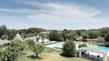 Kolam renang outdoor musiman, dengan kursi berjemur