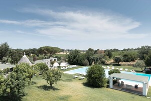Una piscina al aire libre de temporada (de 10:30 a 19:00), tumbonas