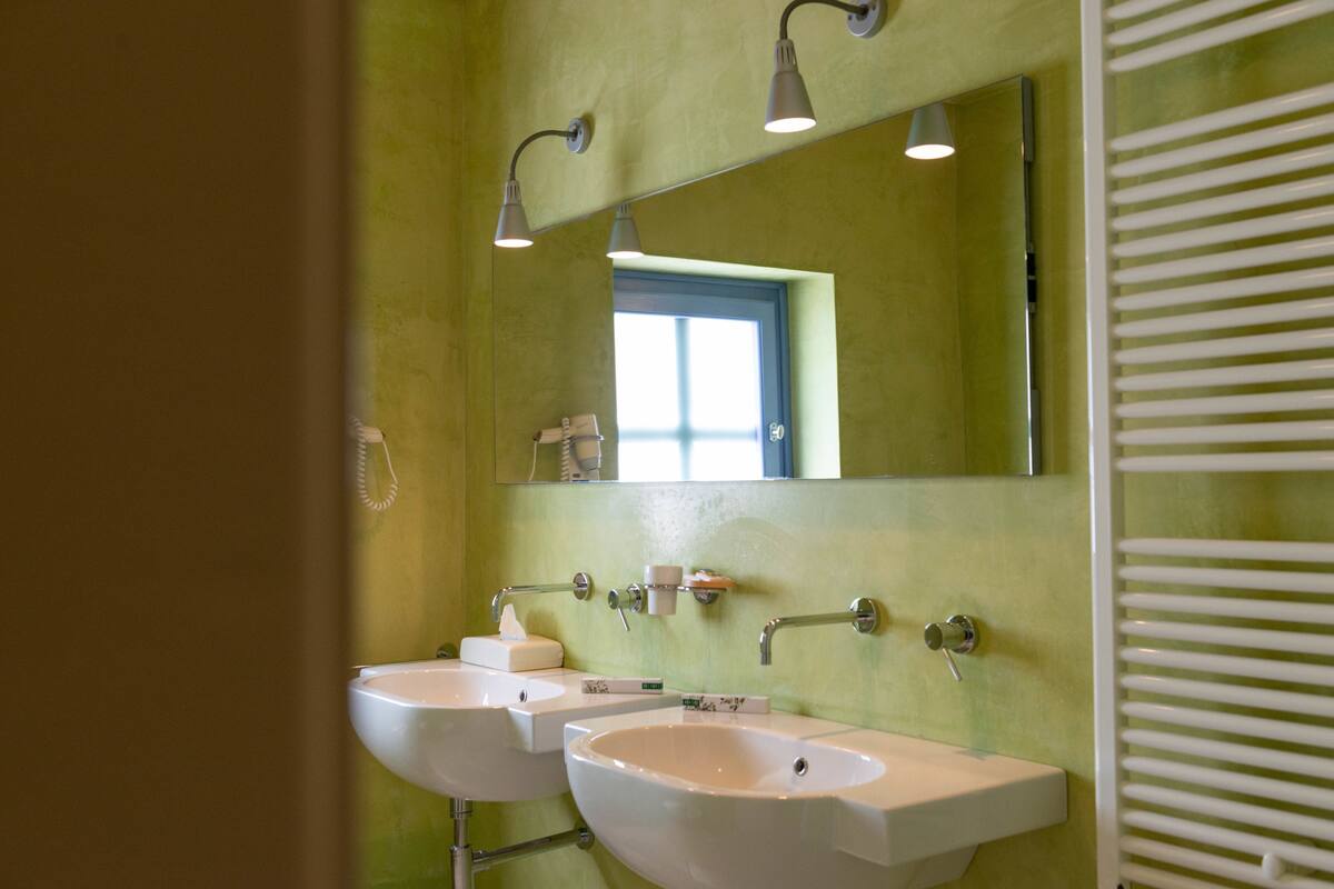 superior double or twin room | bathroom | free toiletries, hair dryer, bidet, towels