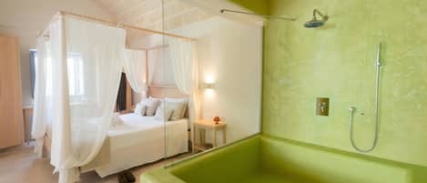 Quarto superior | Roupas de cama antialérgicas, frigobar, cofres nos quartos, escrivaninha