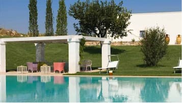 Piscine extérieure (ouverte en saison), chaises longues