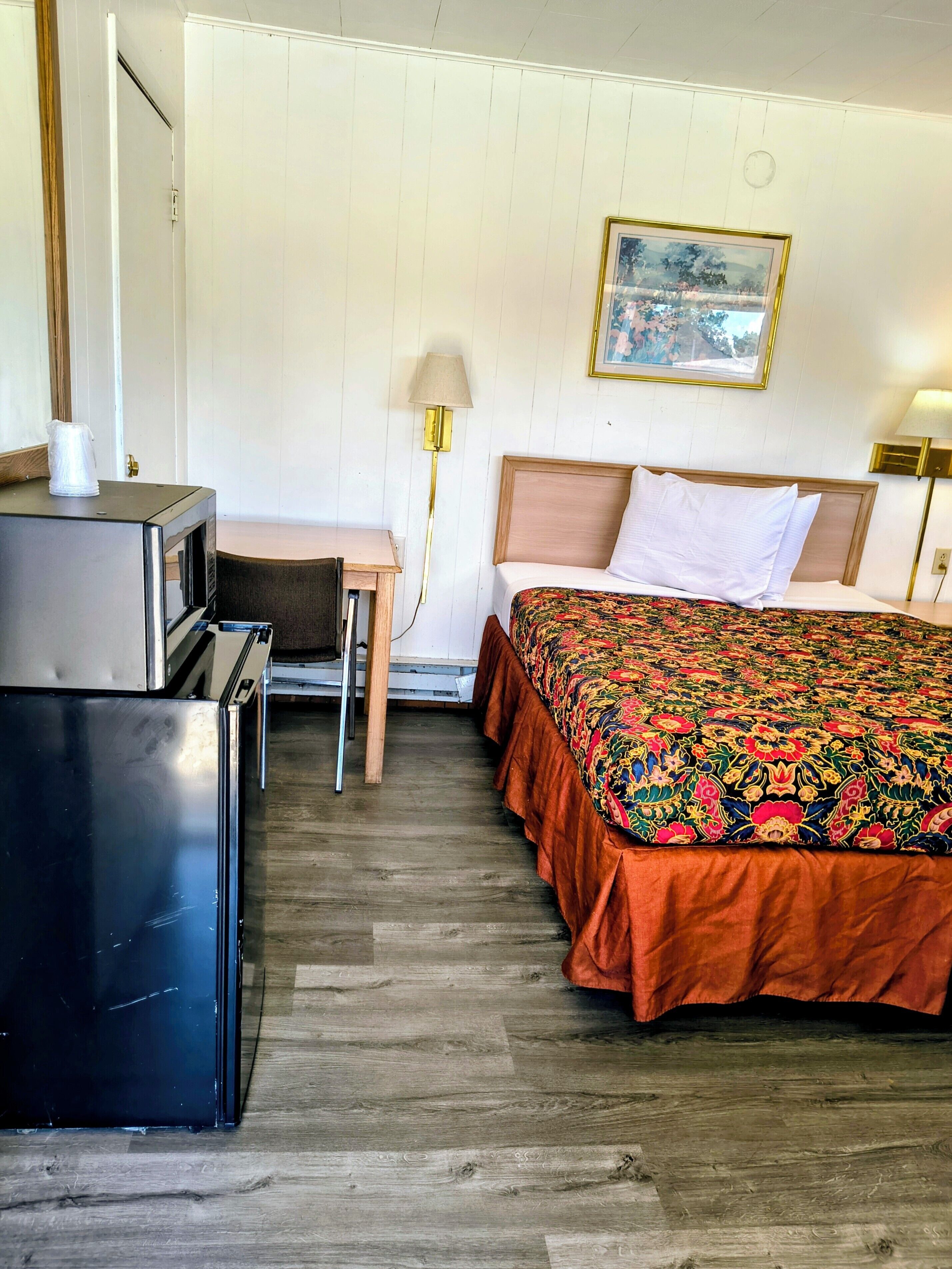 Iron/ironing board, free WiFi, bed sheets