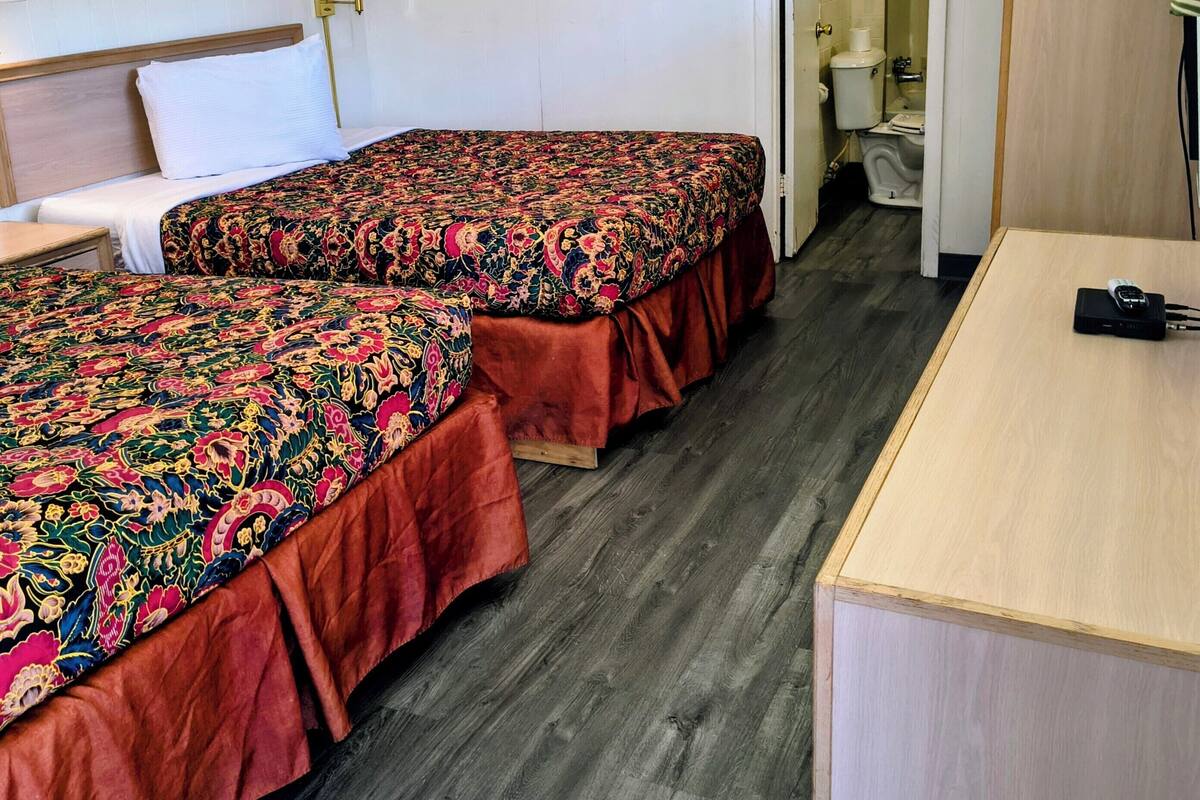 Two queen beds non smoking | Iron/ironing board (on request), WiFi (free), bed sheets