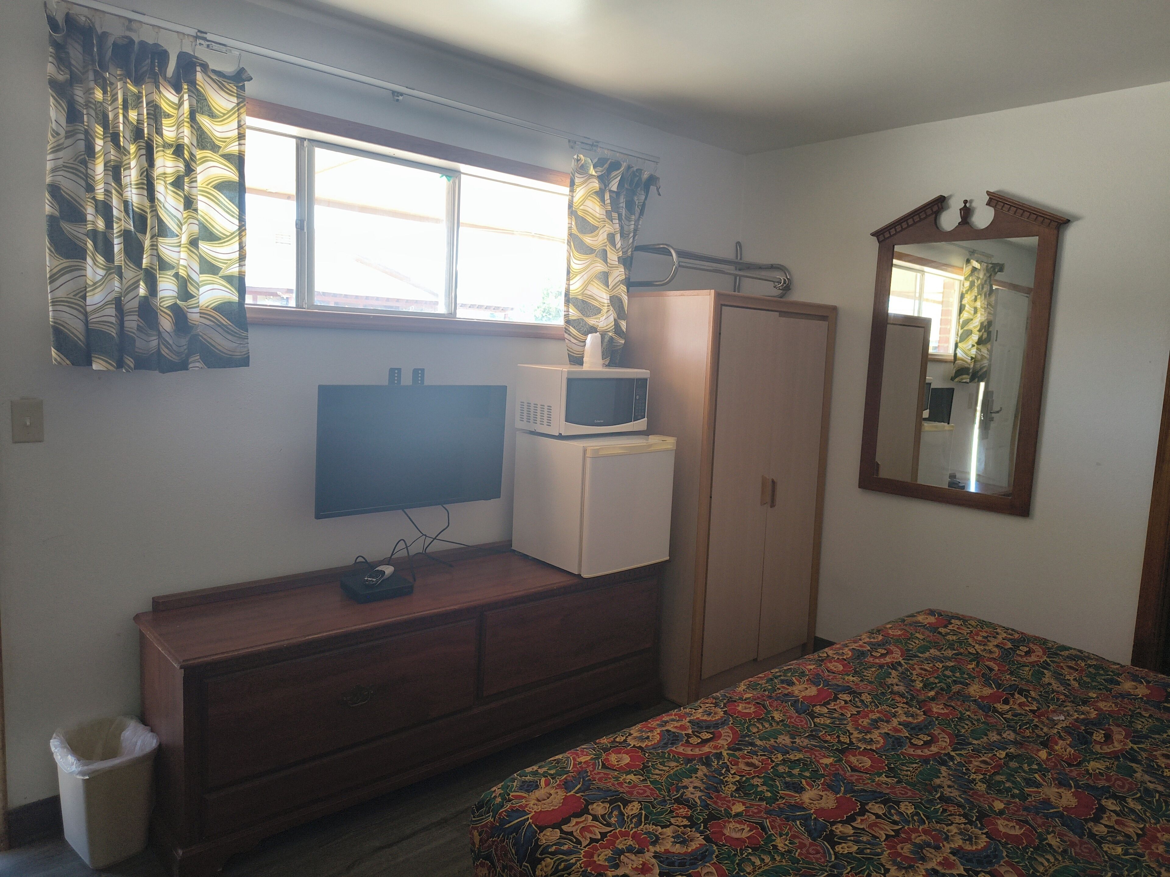Iron/ironing board, free WiFi, bed sheets