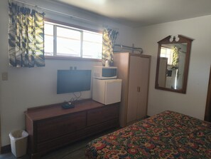 一张特大床（无烟房） | 熨斗/熨板、免费 WiFi、床单
