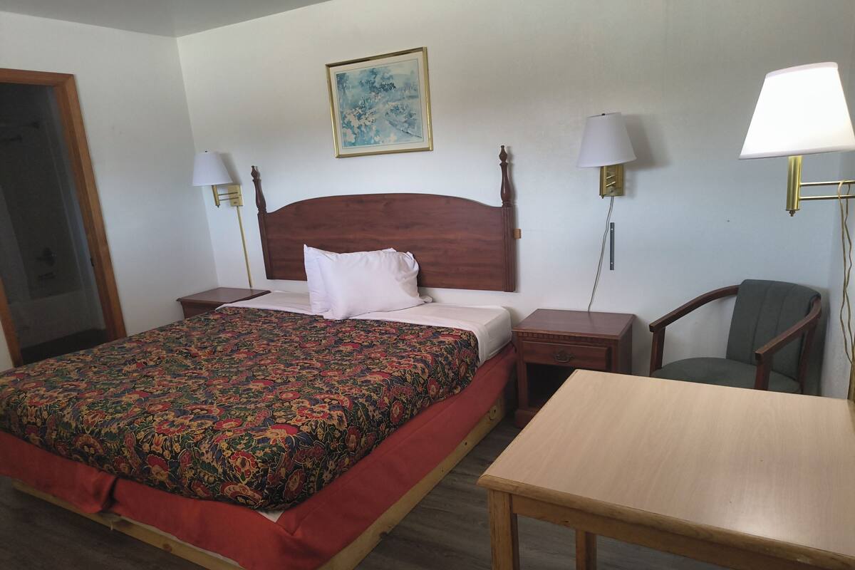 One king bed non smoking | Iron/ironing board (on request), WiFi (free), bed sheets