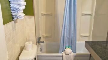 Chambre non-fum., 2 grands lits | Salle de bain | Douche, séchoir à cheveux, serviettes fournies, savon