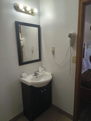 One king bed non smoking | Bathroom | Shower, hair dryer, towels, soap - Budget Lodge Inn Abilene (Abilene)