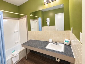 Bathroom - Budget Lodge Inn Abilene KS (Abilene)