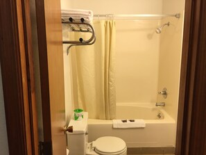 One king bed non smoking | Bathroom | Shower, hair dryer, towels, soap - Budget Lodge Inn Abilene (Abilene)