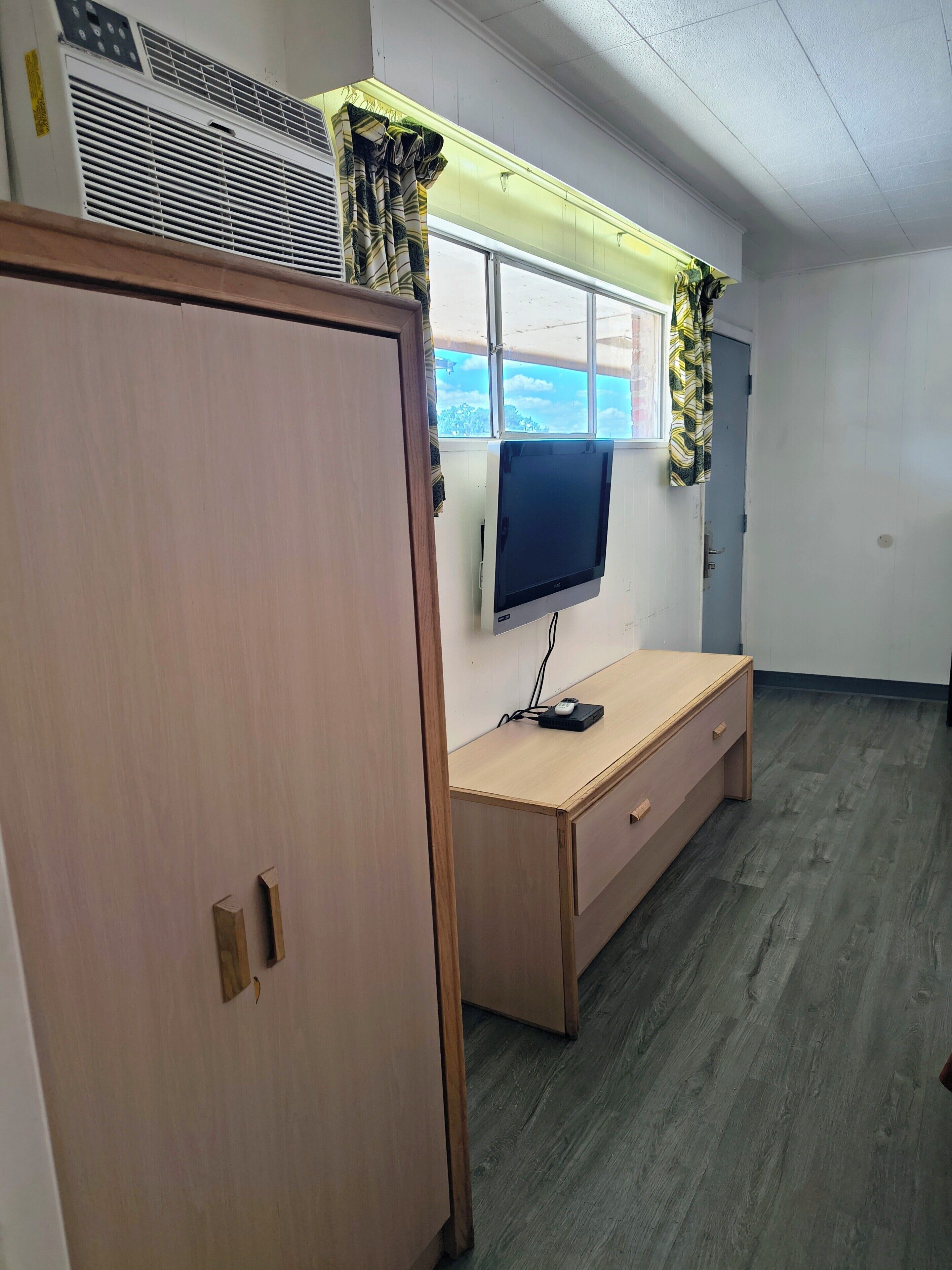 Chambre non-fum., 2 grands lits | Fer et planche à repasser, accès au Wi-Fi (inclus), literie fournie