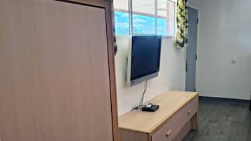 Chambre non-fum., 2 grands lits | Fer et planche à repasser, accès au Wi-Fi (inclus), literie fournie