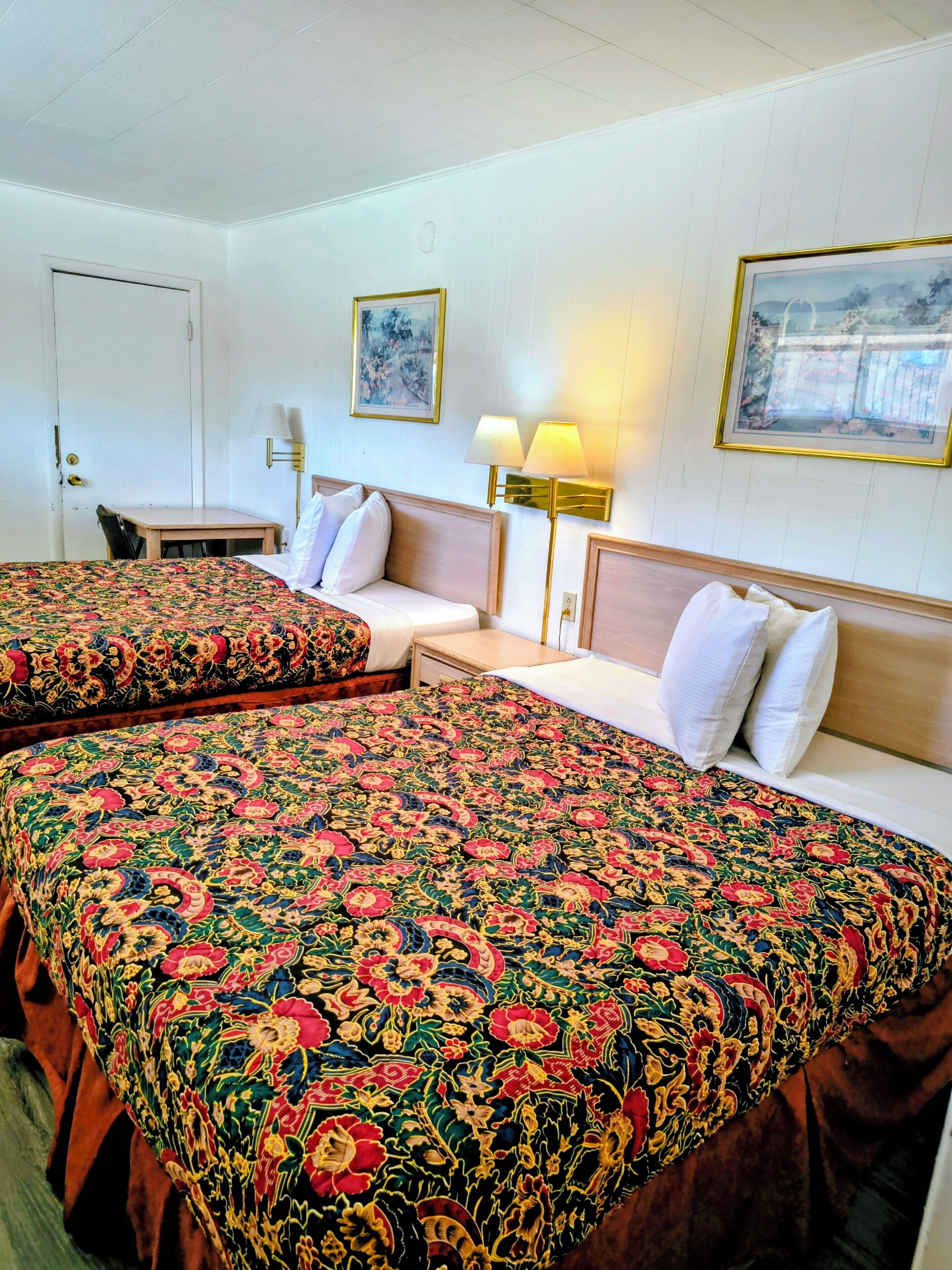 Tabla de planchar con plancha, wifi gratis y ropa de cama 