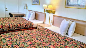 Tabla de planchar con plancha, wifi gratis y ropa de cama