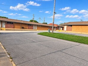 Property entrance - Budget Lodge Inn Abilene KS (Abilene)