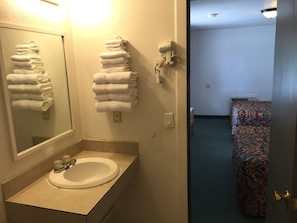 VIP | Baño | Regadera, secadora de cabello, toallas, jabón
