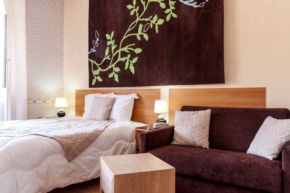 desk, free cots/infant beds, free wifi, bed sheets