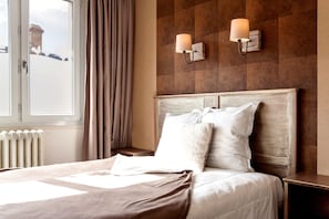 Desk, free cots/infant beds, free WiFi, bed sheets