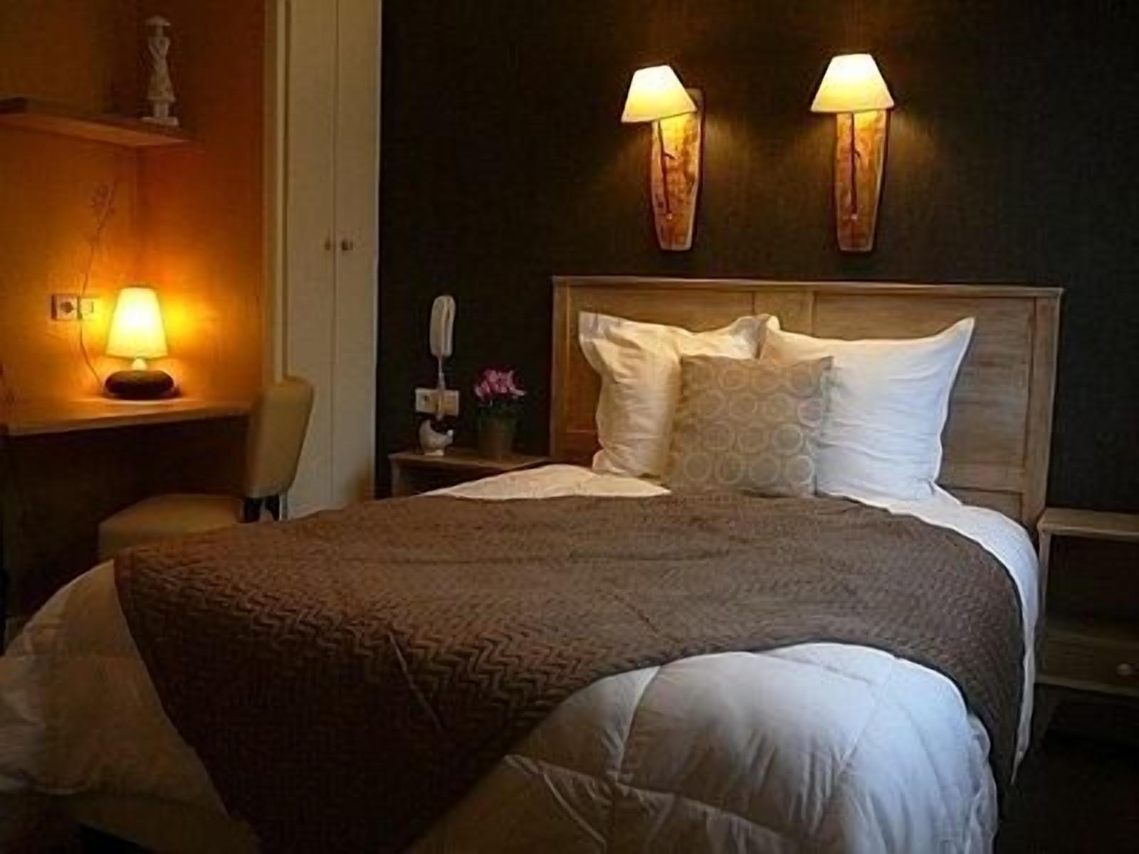 desk, free cots/infant beds, free wifi, bed sheets